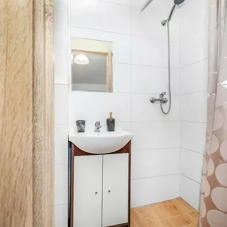 Kolejowa By Renters Apartman *
